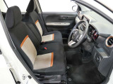 運転席です。シートを取り外してまるごとクリーニング済です。