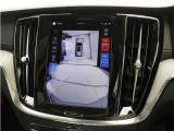 画面分割表示にも対応した360&deg;ビューカメラを搭載。狭い場所での取り回しも安心です。画面を分割することで、俯瞰画像と同時に車両前方または後方の180&deg;広角映像を表示することができます。