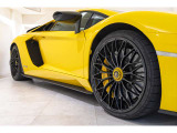 Rims Diantus forged 20/21 high gloss black with Black central locking /  Yellow brakes calipers /  Fully electric and heated seats /  Black rear suspension springs