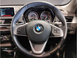【ハンドル】ドライバーとBMW車の一体感がダイレクトに伝わるステアリングホイール。形状・太さへの拘りに加えて、操作性を高める為にスイッチ類も配置。クイックかつ安定のドライビングを体感下さい!