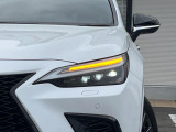 【三眼LEDヘッドライト】スタイリッシュな見た目の三眼LEDヘッドライトを装備♪スタイルだけでなく、夜間の走行も視界良好で安心してお乗りいただけます。