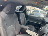 運転席まわりには十分なスペースがあり、大柄な方でもゆったり運転していただける環境です。