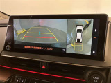 複数のカメラの映像をもとに、クルマを真上から見ているような映像をドライバーに提供し駐車をサポートする機能です。