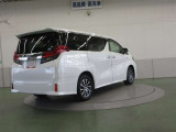 リヤサスペンションは、高級車の定番ダブルウィッシュボーンを採用。優れたコーナリングと乗り心地を実現。