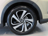 純正のアルミホイール装着車です。タイヤサイズは195/60R17です。