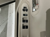 狭い駐車場で便利な電動格納ドアミラーが付いています。