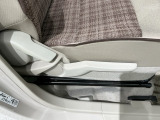 シートハイトアジャスターが付いているので運転姿勢を調整するのに便利ですね。身長に合ったシートポジションは安全運転や疲労軽減にもつながります。