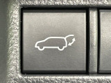 【ハンズフリーパワーバックドア】リアバンパー下部に足先を出し入れするだけでバックドアが自動で開閉♪両手が荷物でふさがっている時でもラクラク開閉操作が行えます!