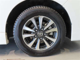 純正のアルミホイール装着車です。タイヤサイズは195/65R15です。