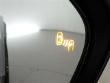 &rdquo;隣の車線を走る車両をレーダーで検知し、ドアミラーでは確認しにくい後側方エリアに存在する車両に加えて、急接近してくる車両も検知します。車両を検知するとドアミラーに搭載されたLEDインジケーターが点灯