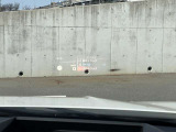 HUD: ヘッドアップディスプレイはドライバーが前方に集中できるよう、ナビや車速情報をフロントガラスに投影するシステムです。