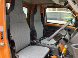 【シート】リクライニング機構が付いているので大柄な人でもゆとりある運転姿勢がとれますよ☆