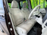 運転席まわりには十分なスペースがあり、大柄な方でもゆったり運転していただける環境です。