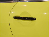 【スマートキー】車両のキーをカバンやポケットに入れたまま、お車の開閉が可能で御座います。お車の前に立ってキーを探す必要が御座いません。