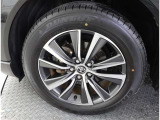 かっこいいホイールですね。 車のイメージを大きく左右するホイール部分はコダワリを持ちたいですね。