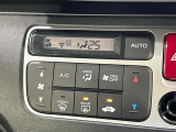 【オートエアコン】一度お好みの温度に設定すれば、車内の温度を検知し風量や温度を自動で調整。暑い&hellip;寒い&hellip;と何度もスイッチ操作をする必要はありません。快適な車内空間には必須の機能ですね♪