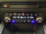 前席には乗員とシートの間の熱のこもりを吸い出し暑い季節でも快適な運転環境を提供する機能を備えています!風量は3段階で調整できます!前後にシートヒーターと、ハンドルヒーターも付いてますので一年中快適☆