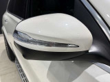 リアバンパー左右のレーダーセンサーにより車両の斜め後ろのミラーで見えない死角エリアに車両や自転車がいることを警告します。更に、側面衝突の危機があるときはブレーキを自動制御して危険回避をサポートします。