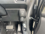 【オート電動格納式ドアミラー】狭い駐車場で施錠とともに自動でドアミラーも格納します。