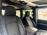 助手席もレザーシートです。大きめのシートでゆったりご乗車頂けます。