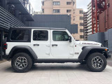 ホイールアーチが台形なのはJeepのみのデザインになり、ここを見てもJeepとすぐ分かります!