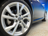 ●純正18インチアルミホイール:輸入車ならではの卓越した走りを支えるホイールと足回りです!日本車の走りに慣れている方にもぜひ体感して頂きたいほど、高いレベルでまとまっています!