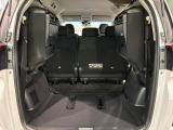 3列目シートを跳ね上げればラゲッジスペースを更に広く使えます。