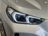 【LEDヘッドライト】先進のLEDテクノロジーを採用。放射される白色光の周波特性は太陽光に近く、バイキセノン・ヘッドライトを上回るコントラストで更に明るく輝きます!