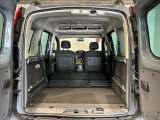 後席を折りたたむととても広い荷室になります。荷物もしっかり積み込めます!