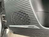 フロントドアにはBOSEのロゴがあります。