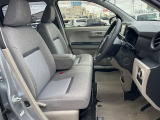 運転席まわりには十分なスペースがあり、大柄な方でもゆったり運転していただける環境です。