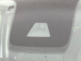 【三菱e-Assist】走行中に前方の車両等を認識し、衝突しそうな時は警報とブレーキで衝突回避と被害軽減をアシスト。より安全にドライブをお楽しみいただけます。