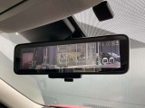 スマートルームミラーで定員乗車時や大きな荷物があっても後方視界が確保できます。夜間も眩しくなく安心。もちろんスイッチ一つで通常のミラーにも変更可能です。