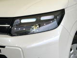 【LEDヘッドライト】悪天候や夜間走行時も良好な視界を確保し安心して運転できる高輝度LEDヘッドライトを装備!点灯速度が早く、消費電力も抑えられています。