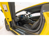 Rims Diantus forged 20/21 high gloss black with Black central locking /  Yellow brakes calipers /  Fully electric and heated seats /  Black rear suspension springs