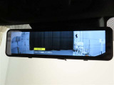 デジタルインナーミラー装備!車両後方のカメラの映像をデジタル補正で視認性を向上させてインナーミラー内に表示します♪視界を遮るものがなく、後席に同乗者がいても後方を確認しやすく安心です♪
