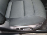 運転席の電動パワーシートとシートメモリーも付いています。