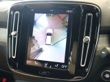 更に360&deg;ビュー表示も可能です 車を上から見下ろしたように車外を確認できるため、一切の死角がない状態で駐車が可能です