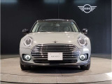 MINIのフロントグリルのデザインはイギリスで生まれた当初から、シルバーのサイドバーが折り重なった伝統的なデザインで御座います。その伝統はBMWのお車になってからでも少しずつ形を変えて守られております