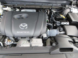 「SKYACTIV-G(ガソリン)」は、規格外の高圧縮を実現し、世界のエンジン技術者に驚きを与えました。さらに、それを維持したままノッキングの発生を抑え、熱効率を向上、走りにも寄与したエンジンです。