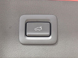 【パワーバックドア】スマートキーや運転席のボタンを押すだけでリアゲートが自動で開閉します!荷物を持っている時や、高い位置にあるバックドアを閉める際に便利な機能です♪