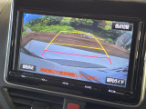 【バックカメラ】駐車時に後方がリアルタイム映像で確認できます。大型商業施設や立体駐車場での駐車時や、夜間のバック時に大活躍!運転スキルに関わらず、今や必須となった装備のひとつです!