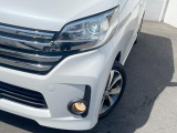 【HIDヘッドライト】非常に明るく前方を照らしてくれるので、悪天候や夜間の走行時も視界良好で安心してお乗りいただけます。