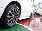 お車選びをお楽しみ頂けるよう、在庫車の展示スペースを十分に確保しております。