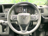インテリアに合わせたデザインのステアリングは、運転される方のことも考え、運転しやすい形状、大きさです。是非一度、実際に触ってお確かめください。