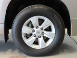 純正のアルミホイール装着車です。タイヤサイズは265/65R17です。