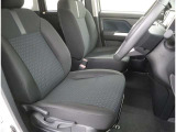 見えないところまで徹底洗浄!中古車をキレイで気持ちよくお乗りいただけるよう、トヨタ認定中古車はしっかりクリーニング。エンジンルームやシートを外した洗浄まで目に見えないところまで徹底的に洗浄しています。