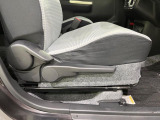 【シートリフター】シート座面の位置を上下に調整できるシートリフターを装備。大柄な方も小柄な方も最適なドライビングポジションで運転できます。