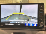 リバースギアに入れるだけで後方の表示へ切り替わります。夜間や雨の日の駐車も楽になりますよ。