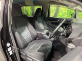 運転席まわりには十分なスペースがあり、大柄な方でもゆったり運転していただける環境です。